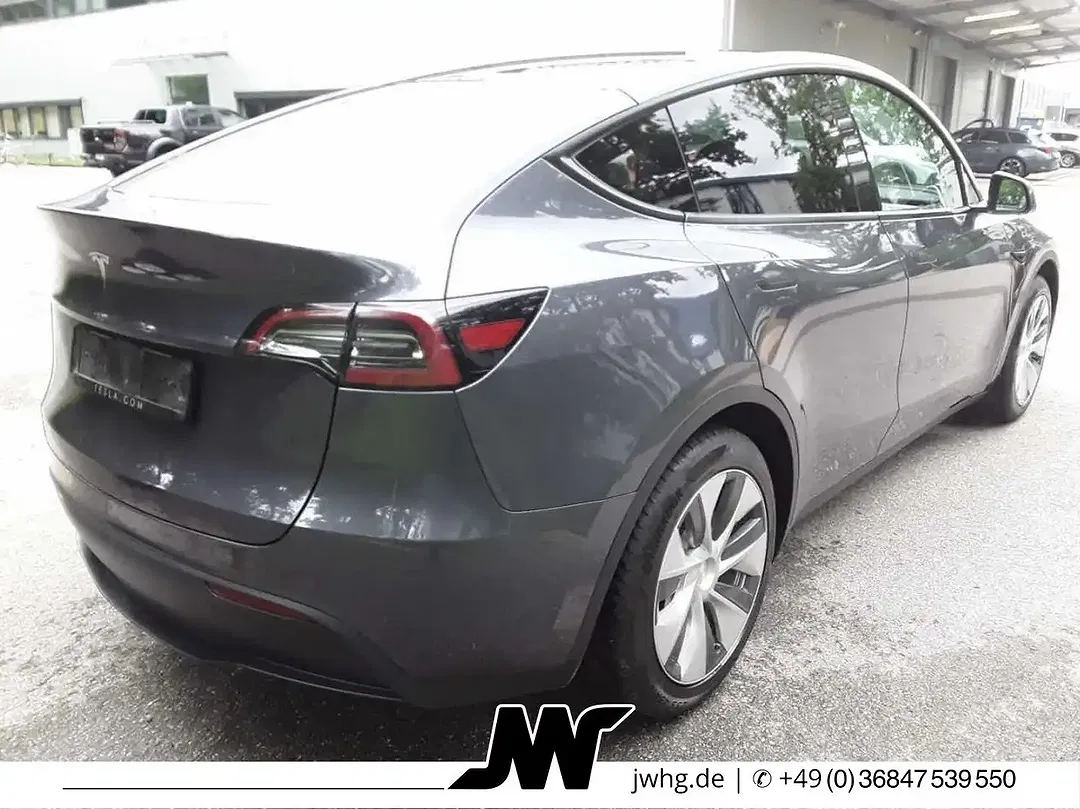 Tesla Model Y - Thumbnail 4