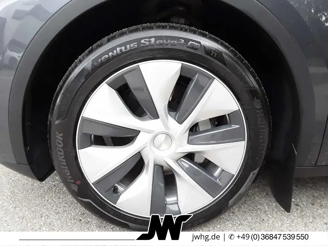Tesla Model Y - Thumbnail 5