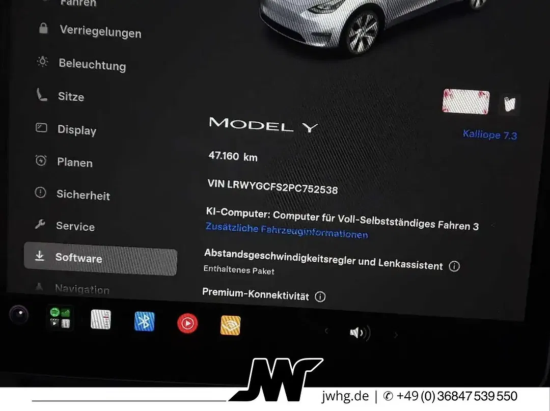 Tesla Model Y - Thumbnail 8