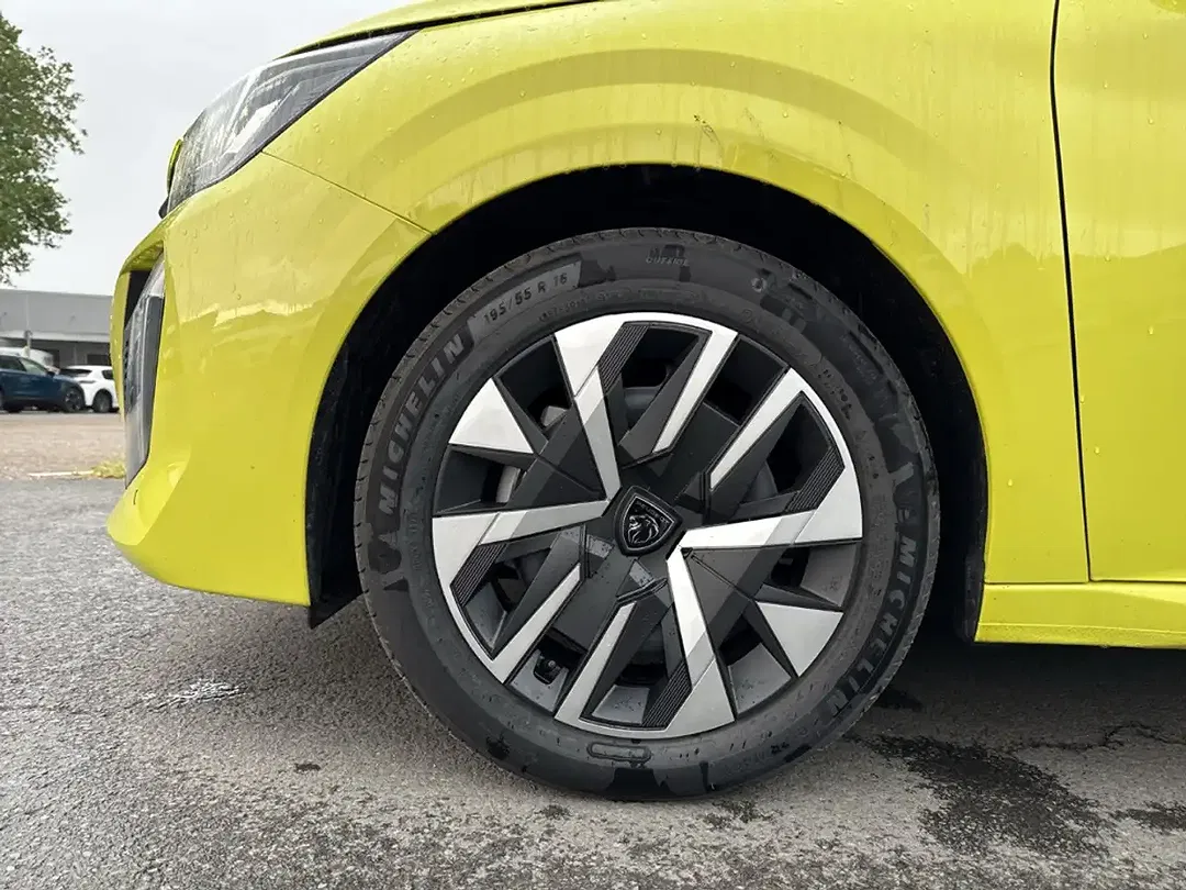 Peugeot 208 - Thumbnail 11