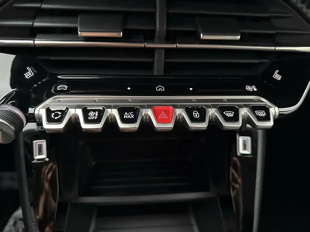 Peugeot 208 - Thumbnail 12