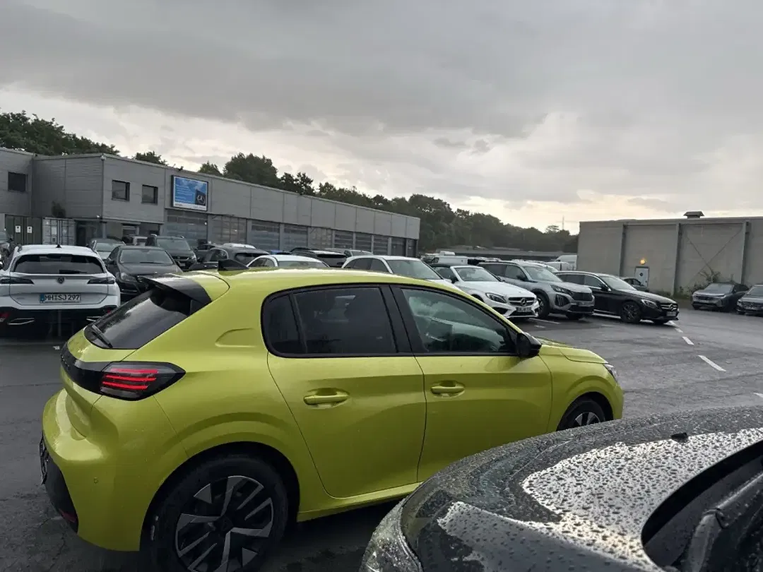 Peugeot 208 - Thumbnail 4