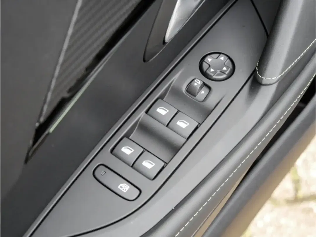 Peugeot 208 - Thumbnail 12