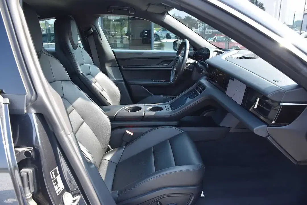 Porsche Taycan - Thumbnail 10