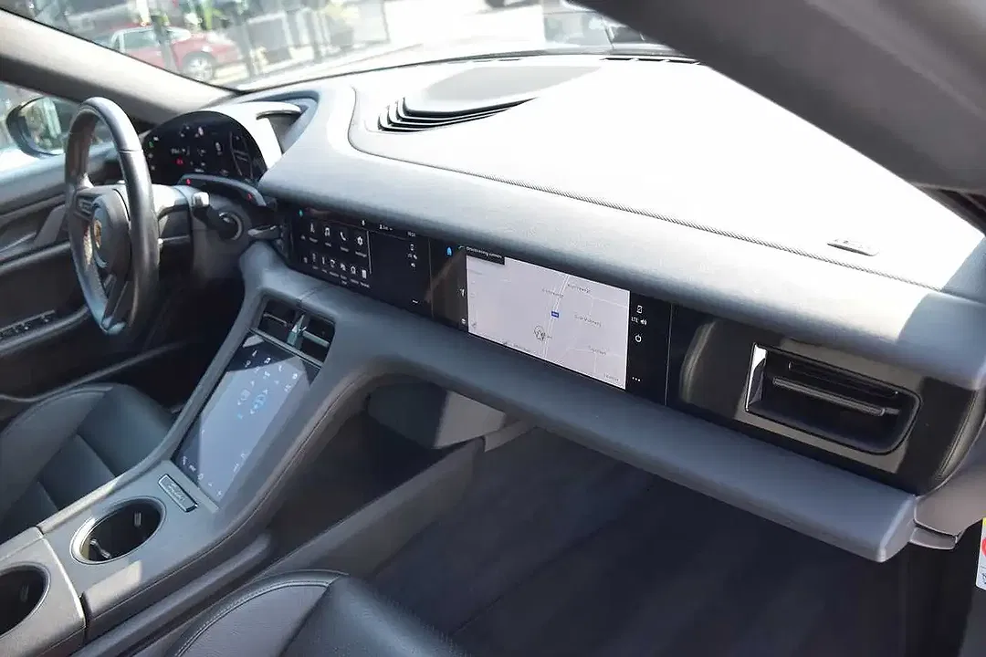 Porsche Taycan - Thumbnail 11