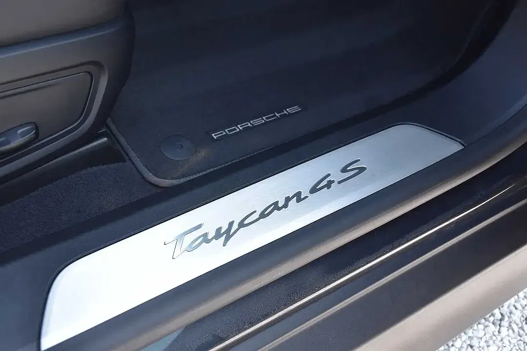 Porsche Taycan - Thumbnail 12