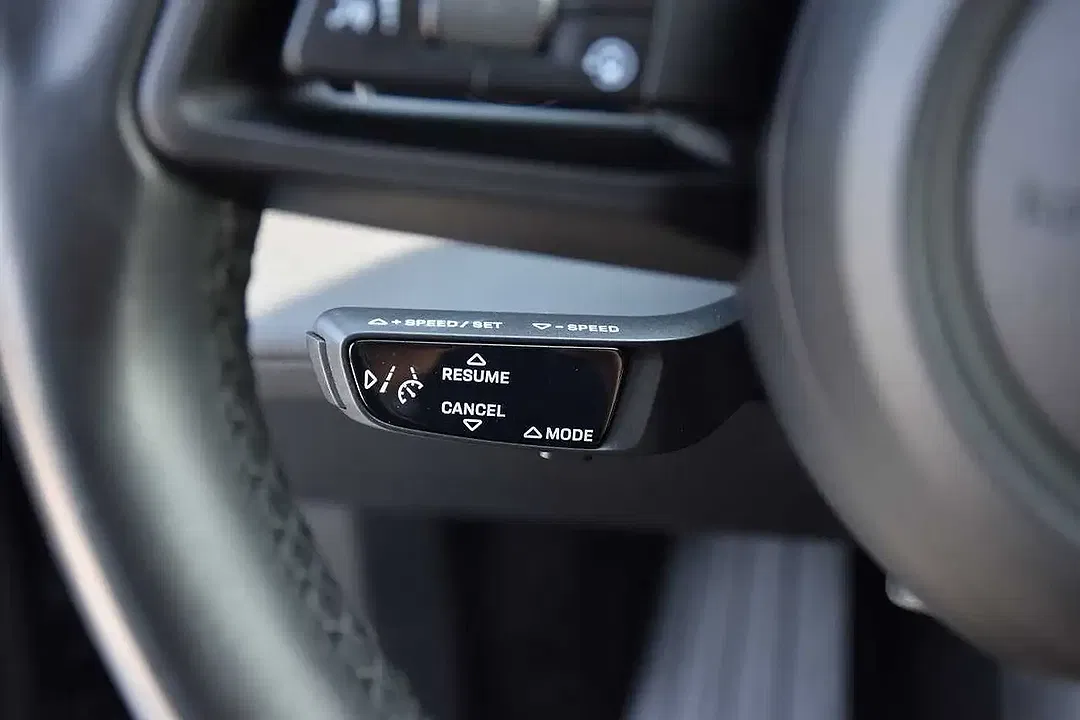 Porsche Taycan - Thumbnail 15