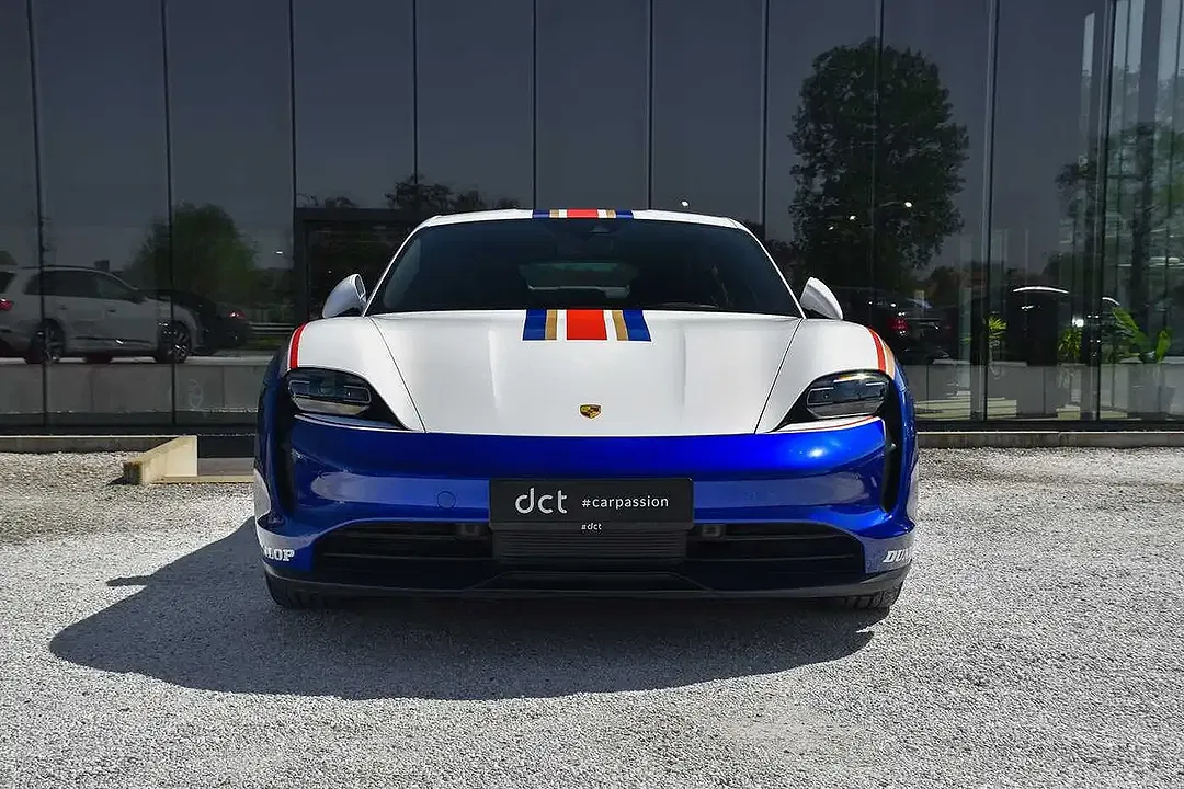 Porsche Taycan - Thumbnail 2