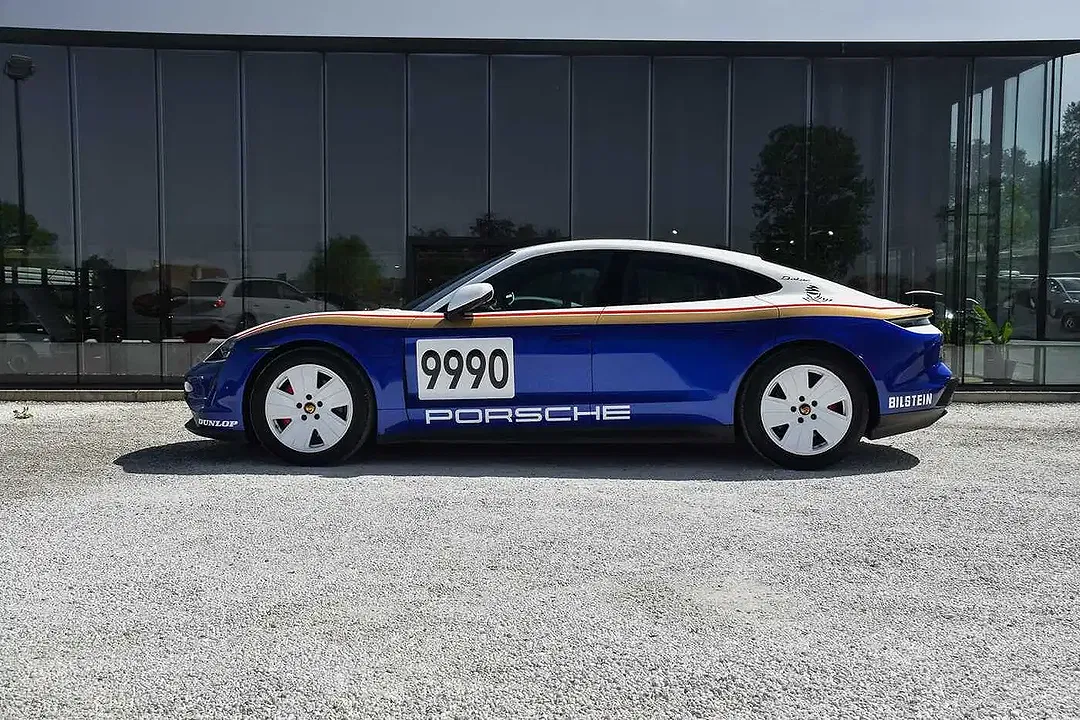 Porsche Taycan - Thumbnail 3