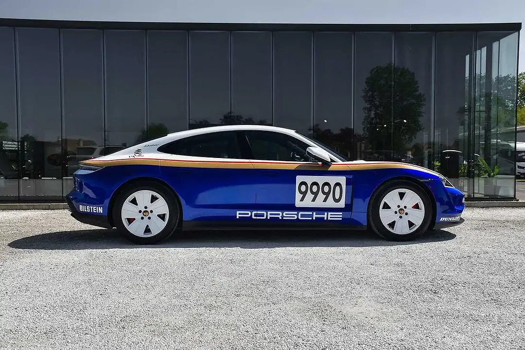Porsche Taycan - Thumbnail 6