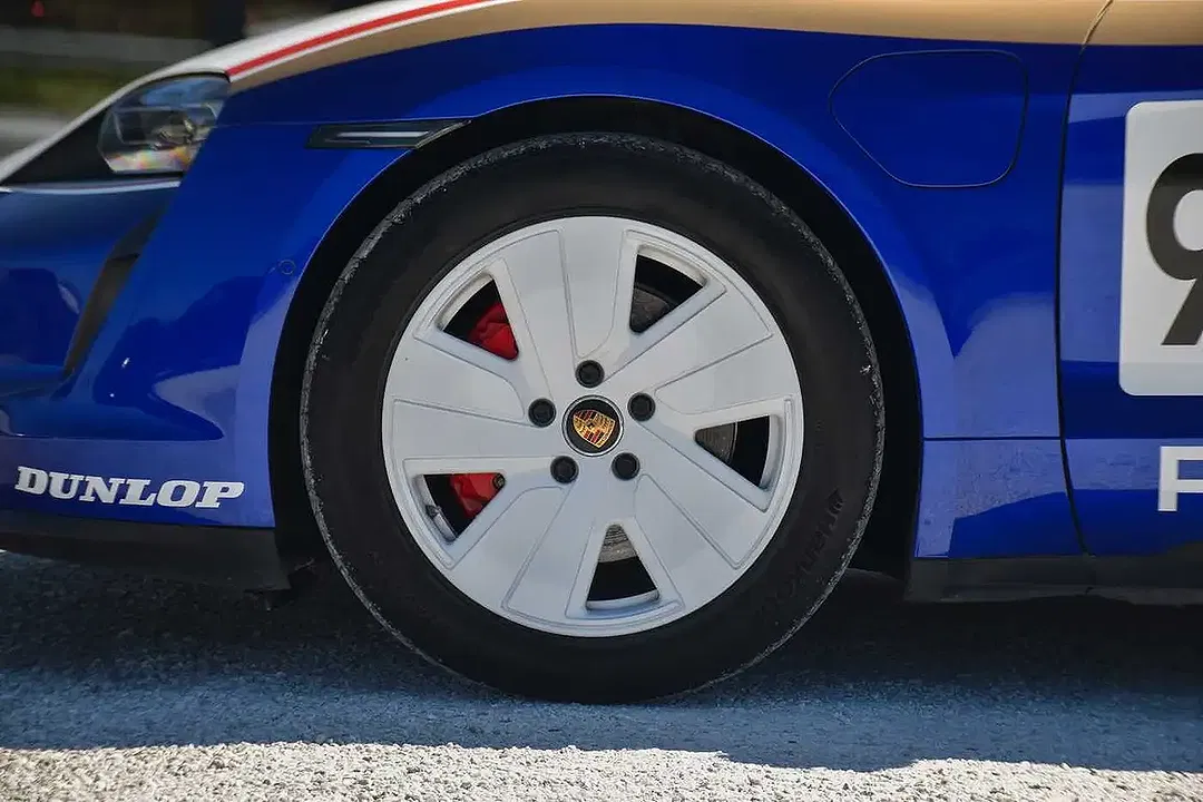 Porsche Taycan - Thumbnail 7