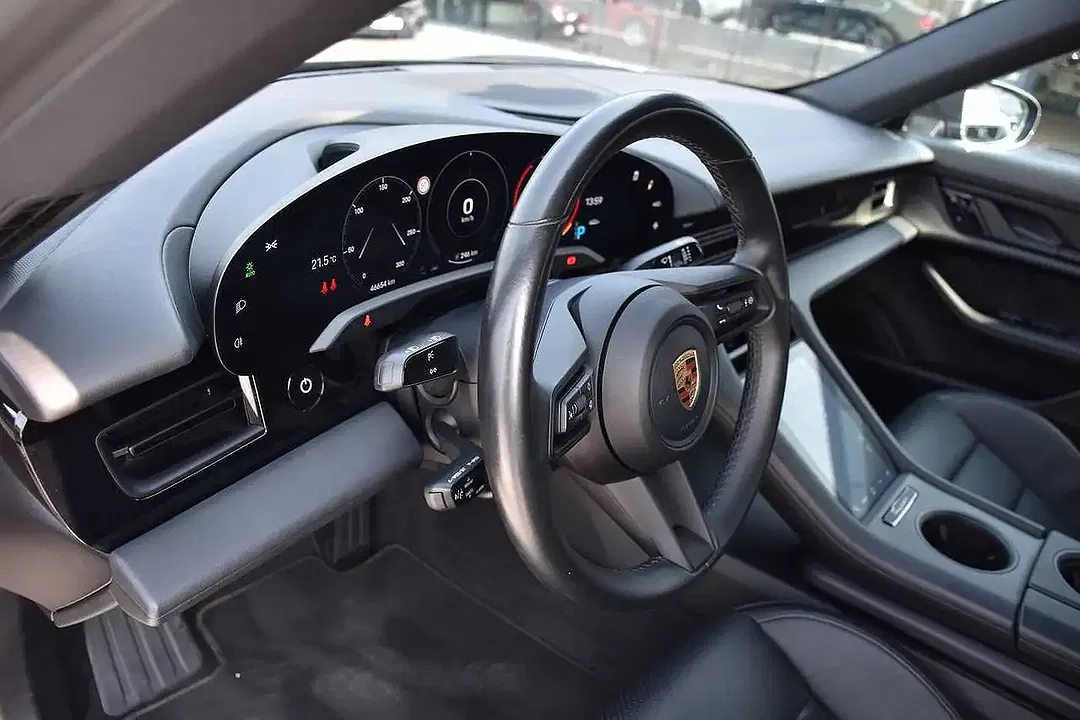 Porsche Taycan - Thumbnail 8