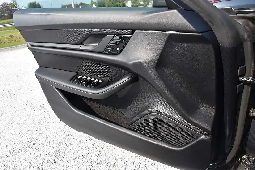 Porsche Taycan - Thumbnail 9