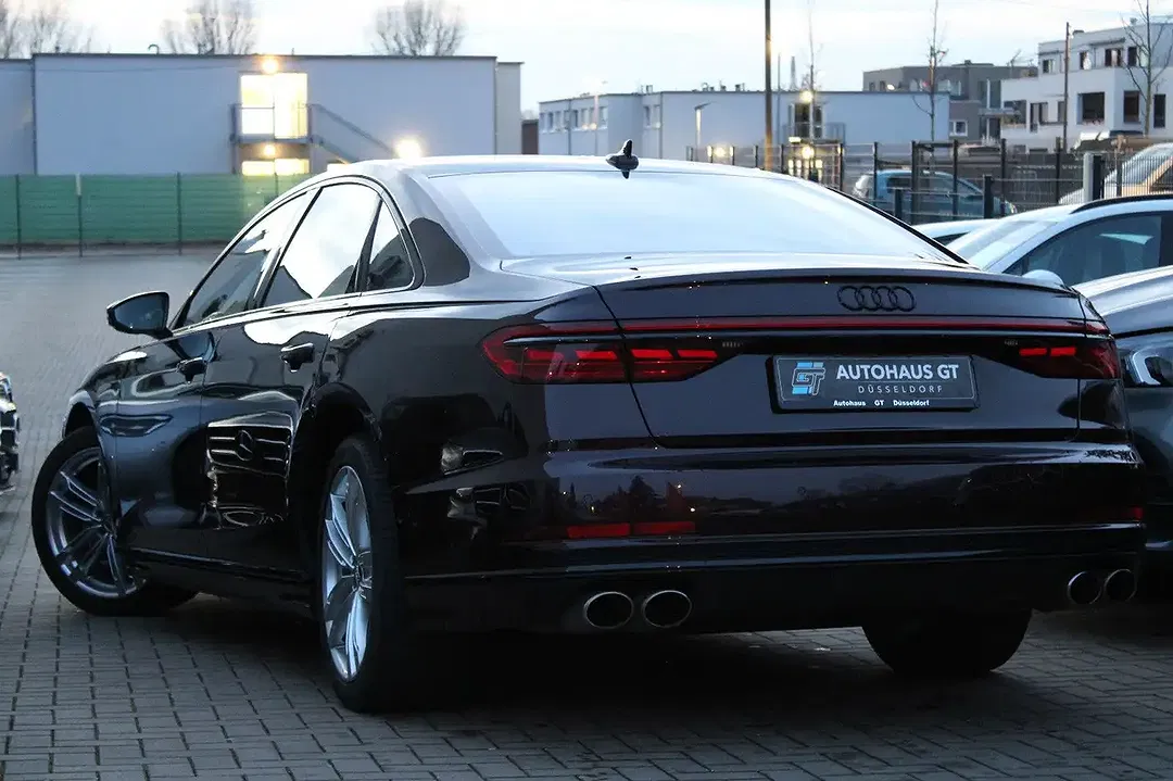 Audi S8 - Thumbnail 2