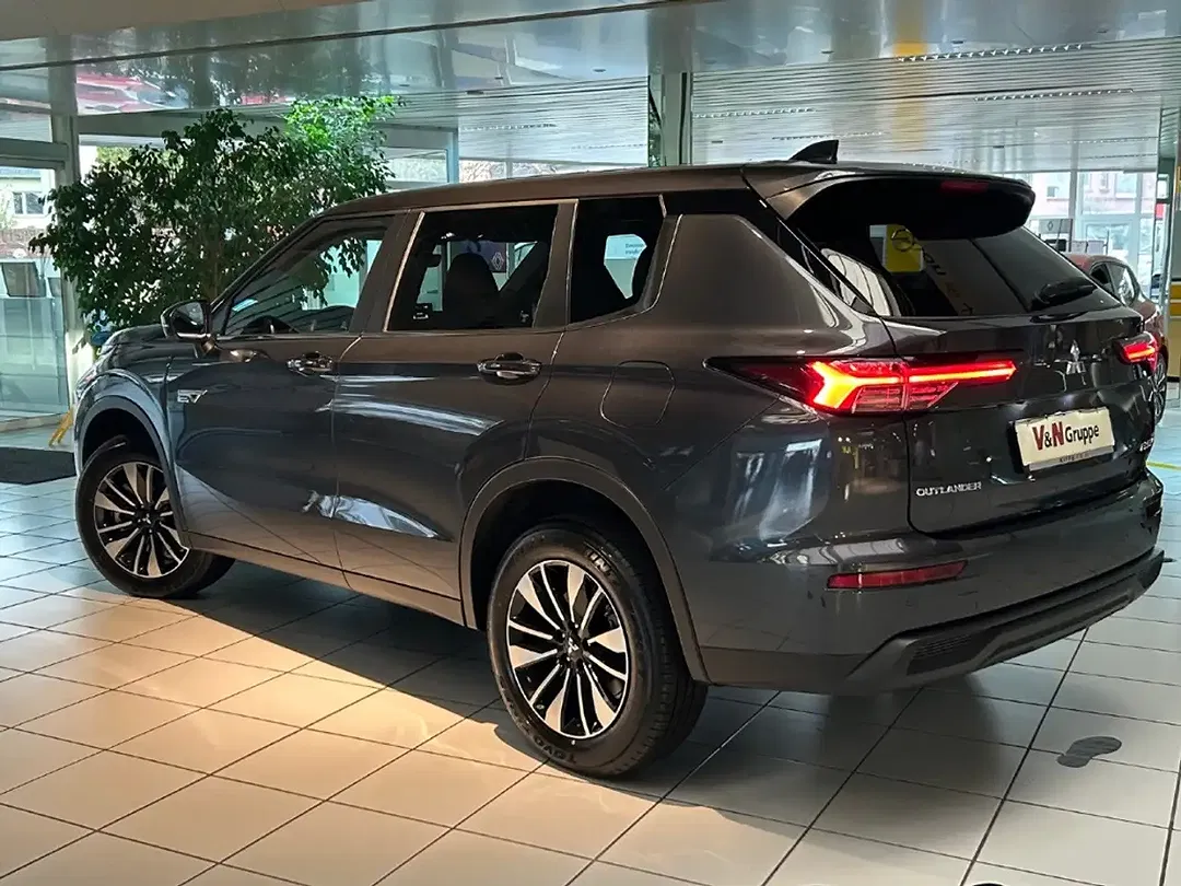 Mitsubishi Outlander - Thumbnail 2