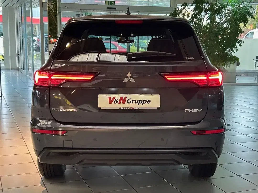 Mitsubishi Outlander - Thumbnail 3