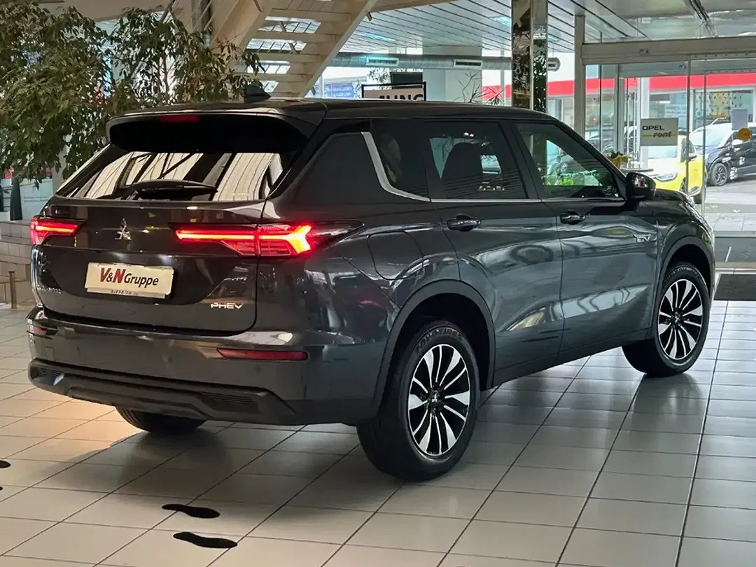 Mitsubishi Outlander - Thumbnail 5