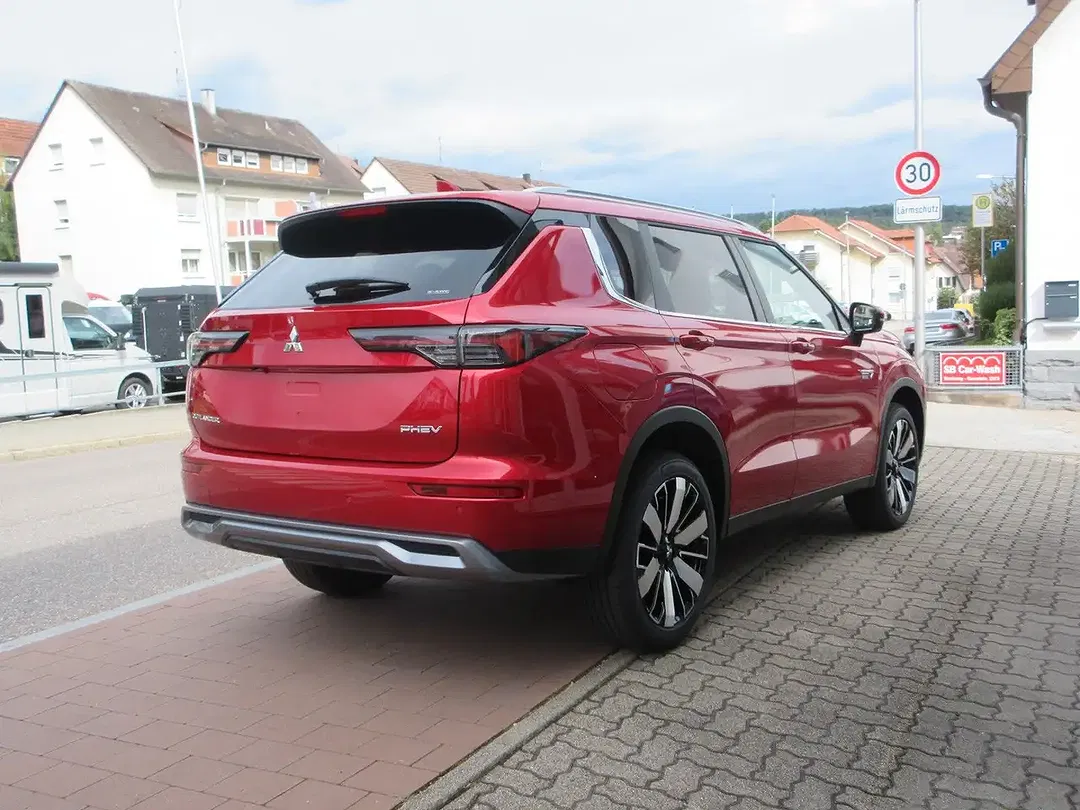 Mitsubishi Outlander - Thumbnail 4