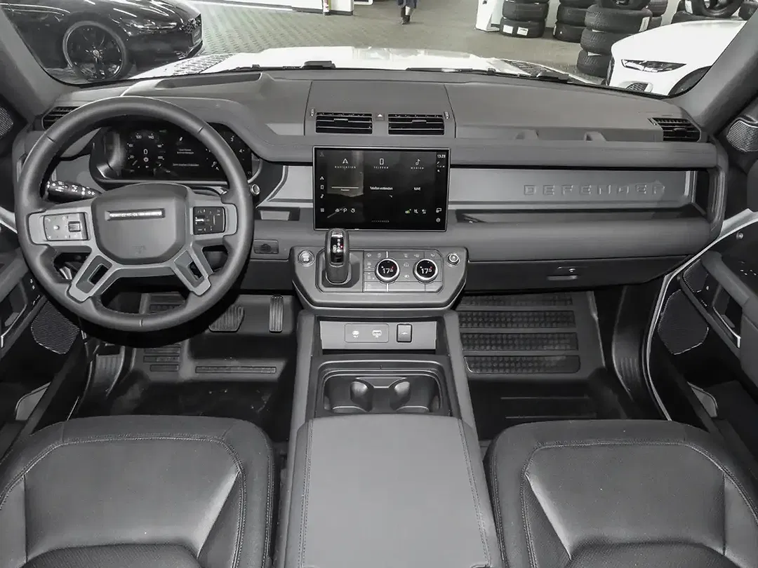 Land Rover Defender - Thumbnail 4