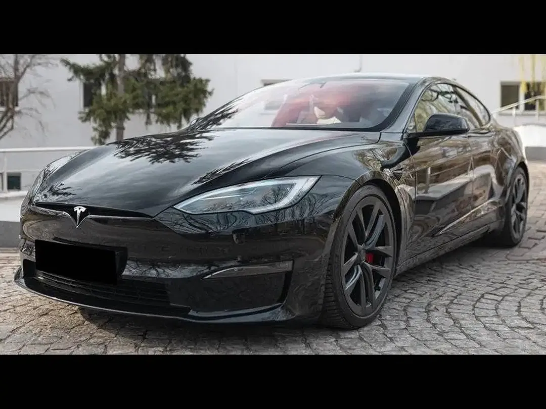 Tesla Model S - Thumbnail 1