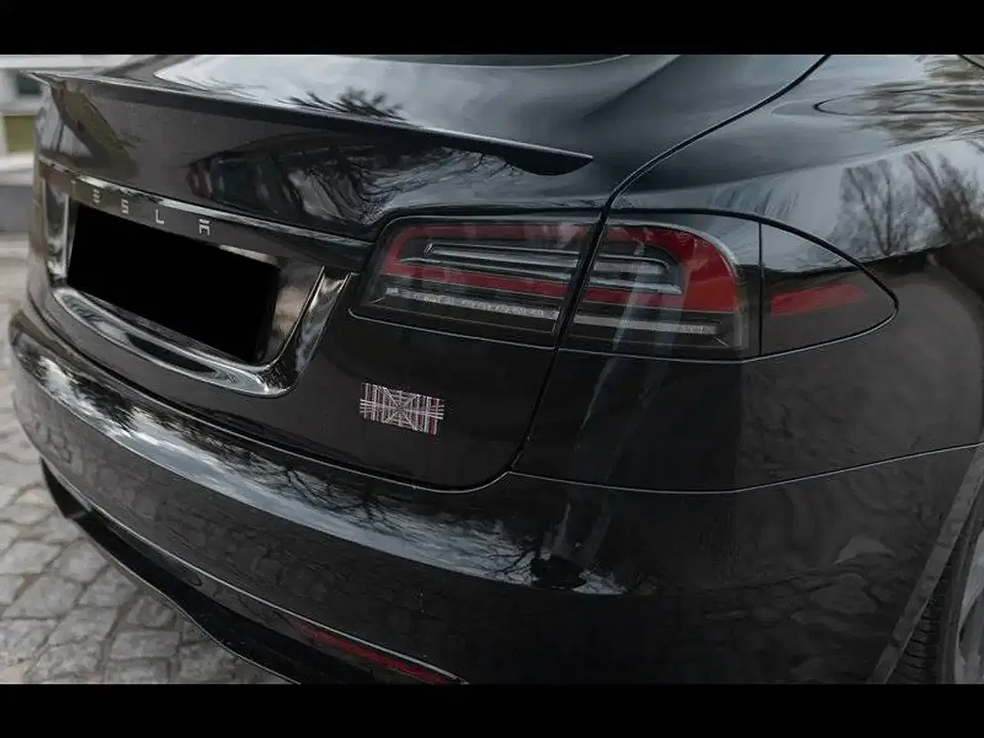 Tesla Model S - Thumbnail 10