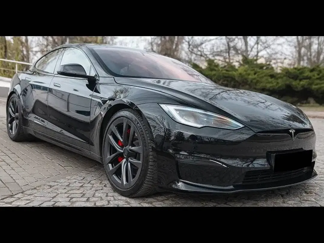 Tesla Model S - Thumbnail 3