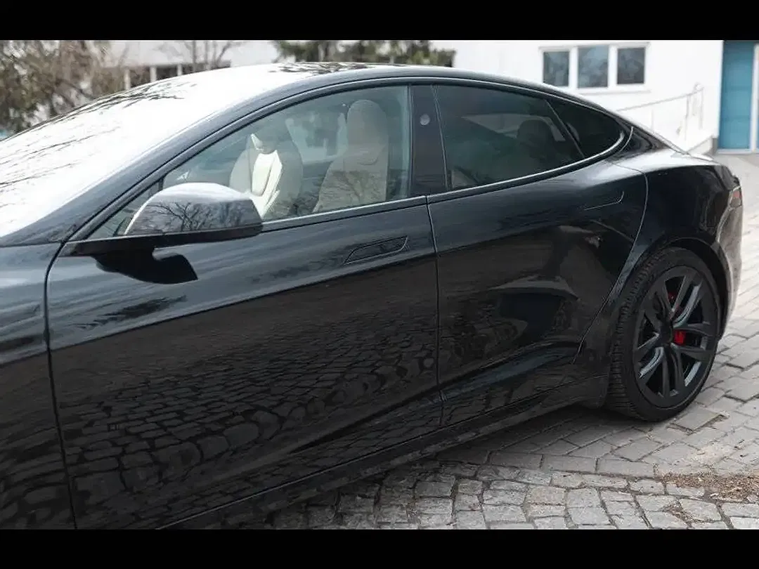Tesla Model S - Thumbnail 5