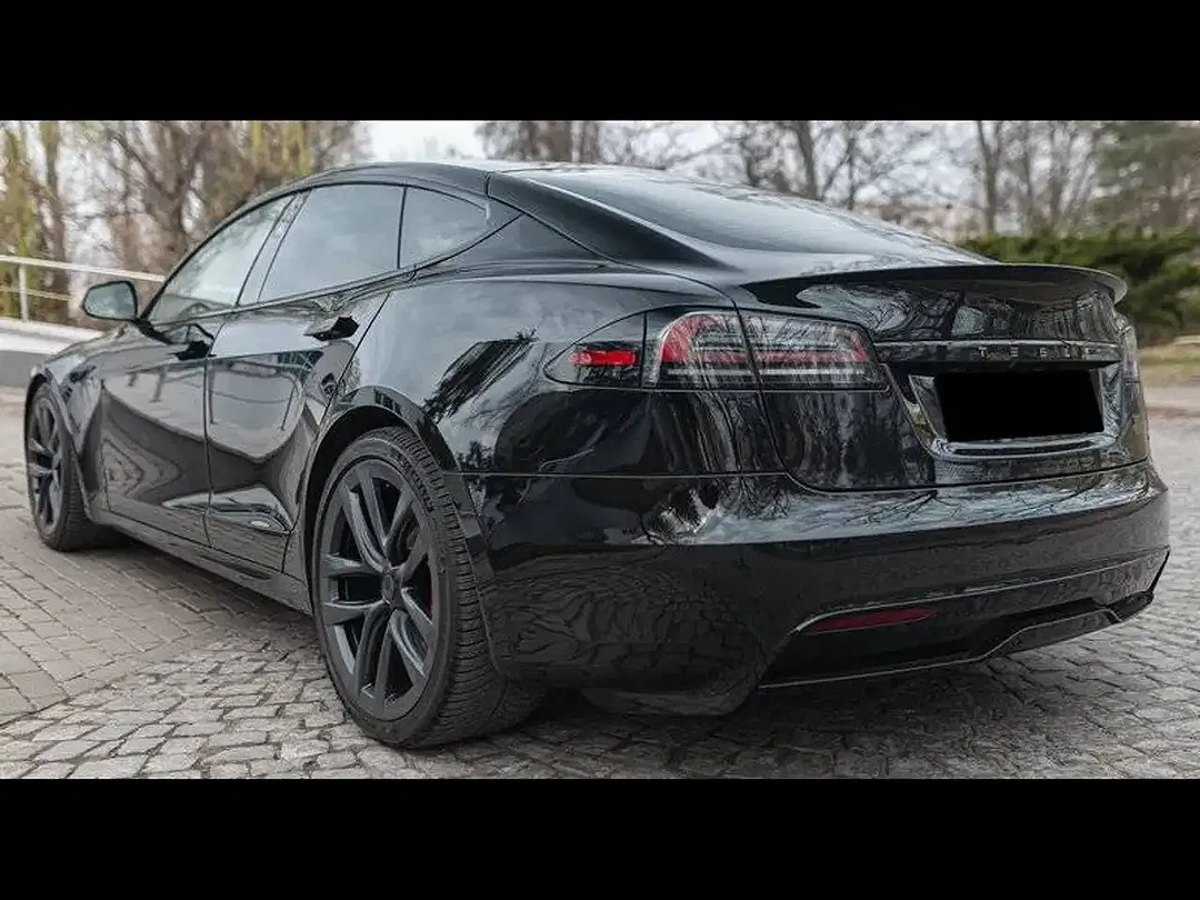 Tesla Model S - Thumbnail 6