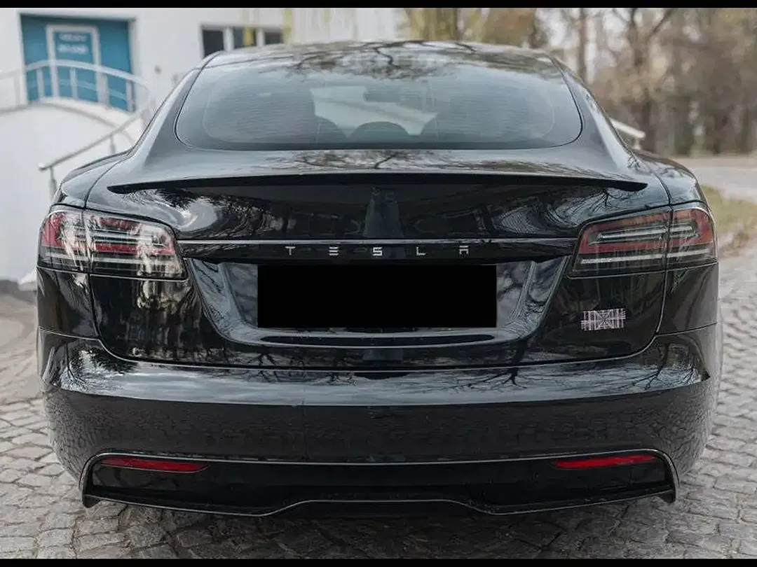 Tesla Model S - Thumbnail 8