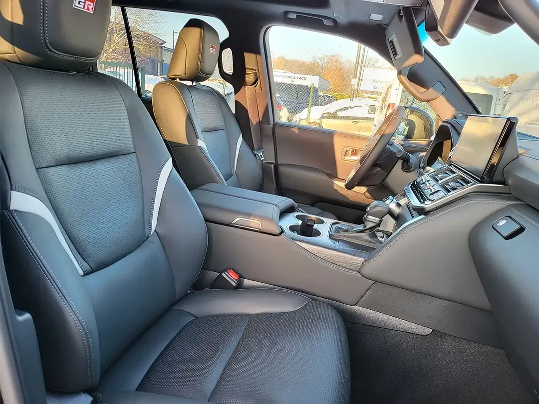 Toyota Land Cruiser - Thumbnail 13