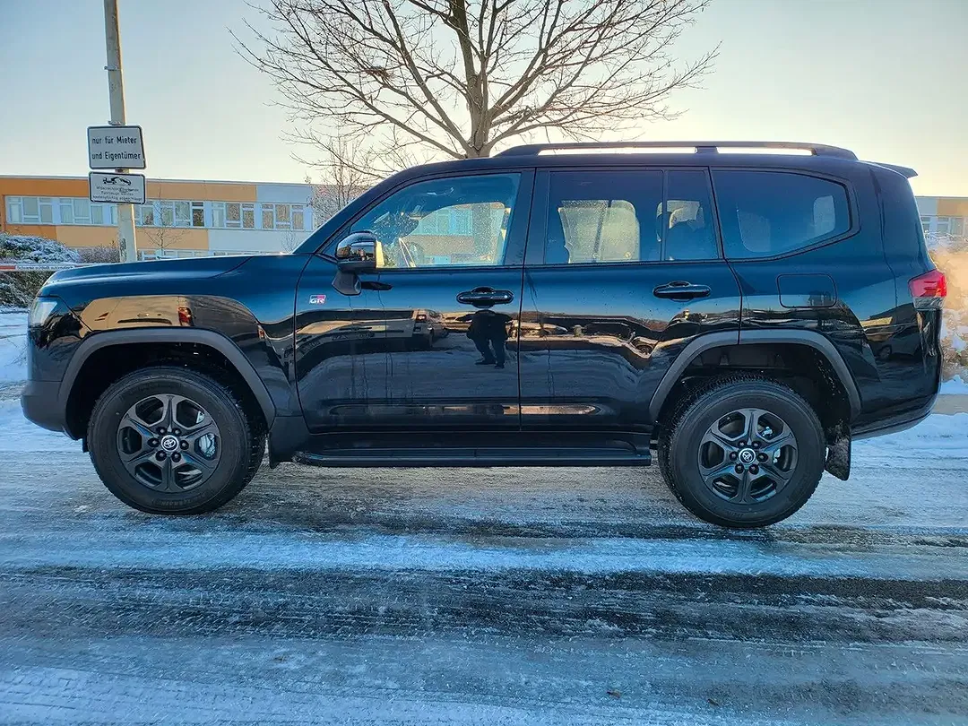 Toyota Land Cruiser - Thumbnail 3