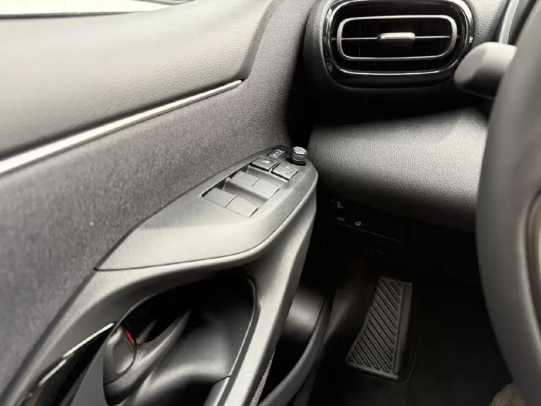 Toyota Yaris - Thumbnail 15