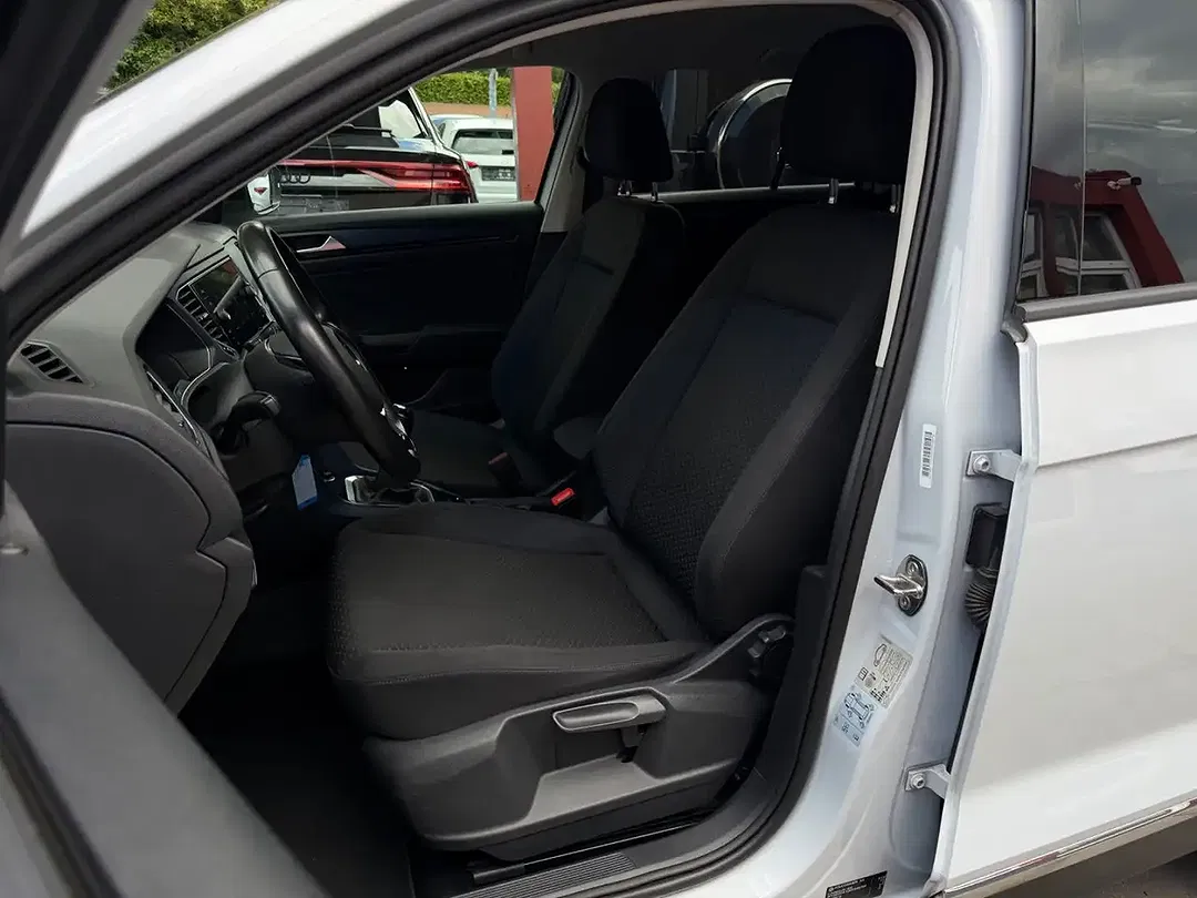 Volkswagen T-Roc - Thumbnail 12