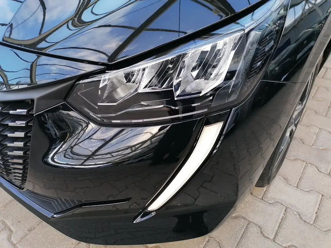 Peugeot 208 - Thumbnail 3