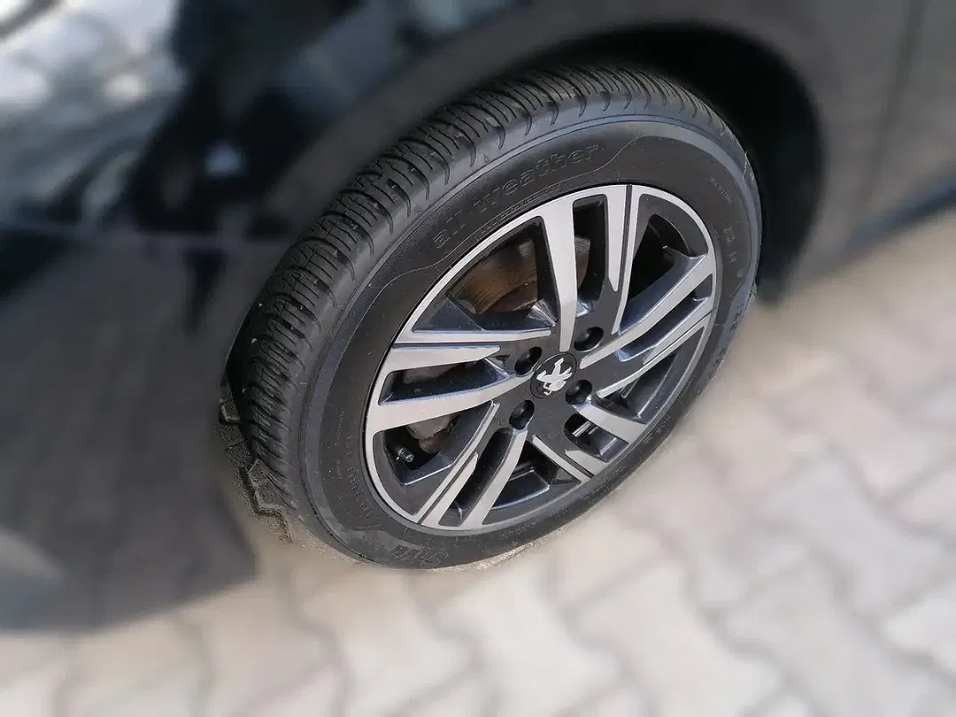 Peugeot 208 - Thumbnail 4