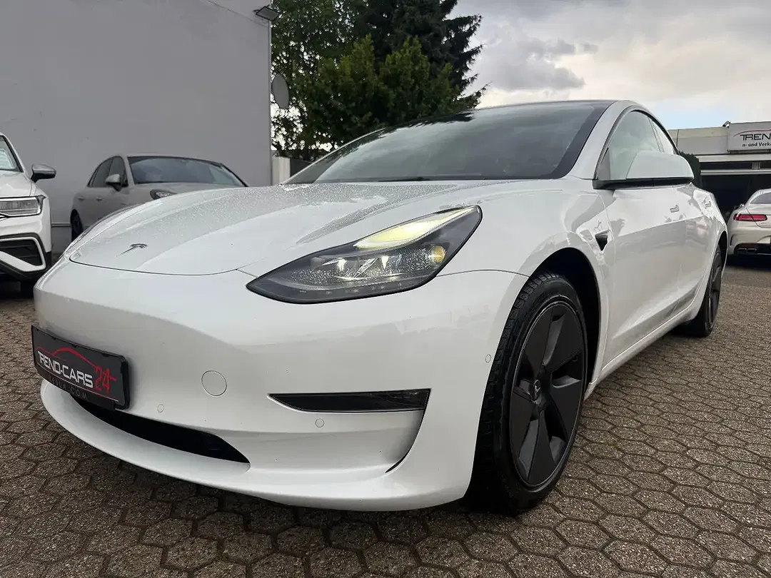 Tesla Model 3 - Thumbnail 1