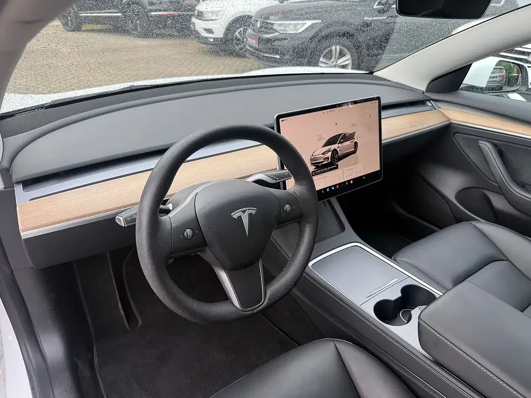 Tesla Model 3 - Thumbnail 10