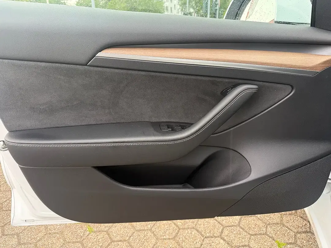 Tesla Model 3 - Thumbnail 11