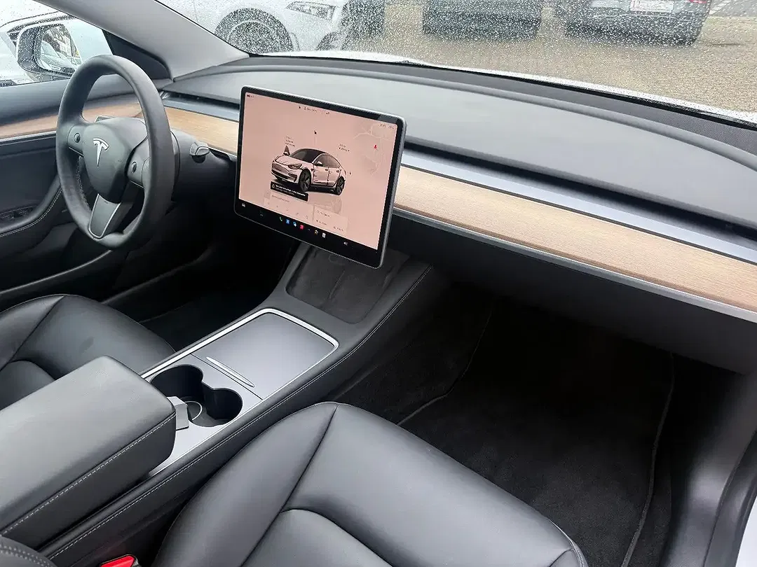 Tesla Model 3 - Thumbnail 13