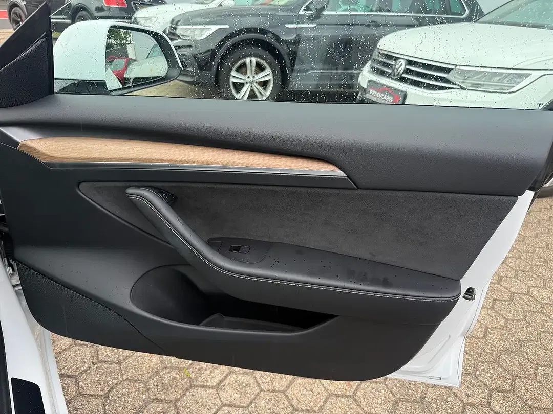 Tesla Model 3 - Thumbnail 14