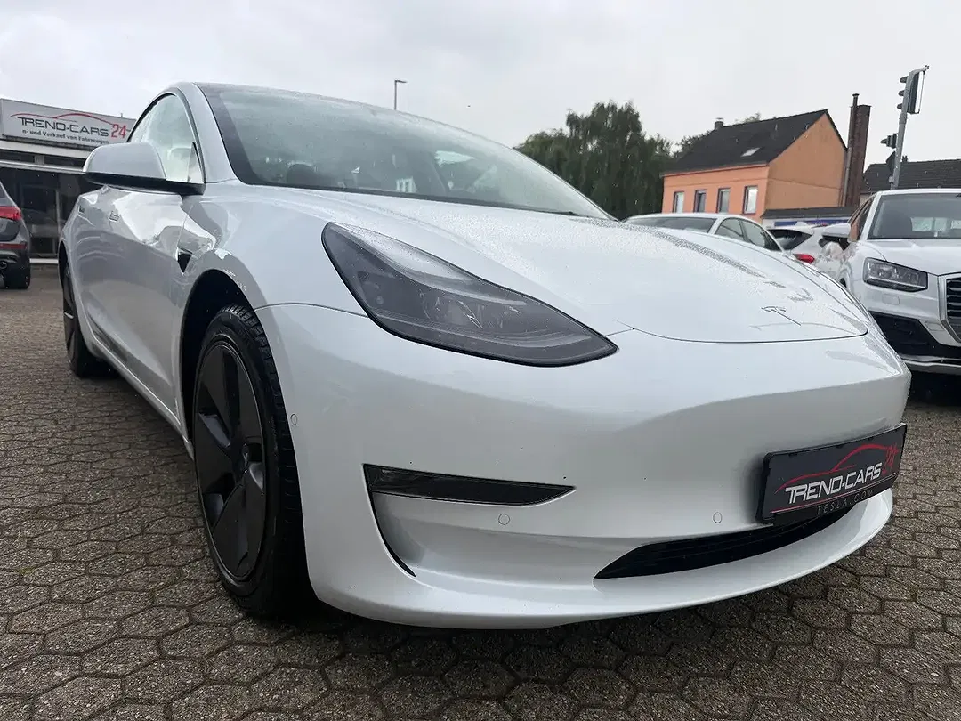 Tesla Model 3 - Thumbnail 2