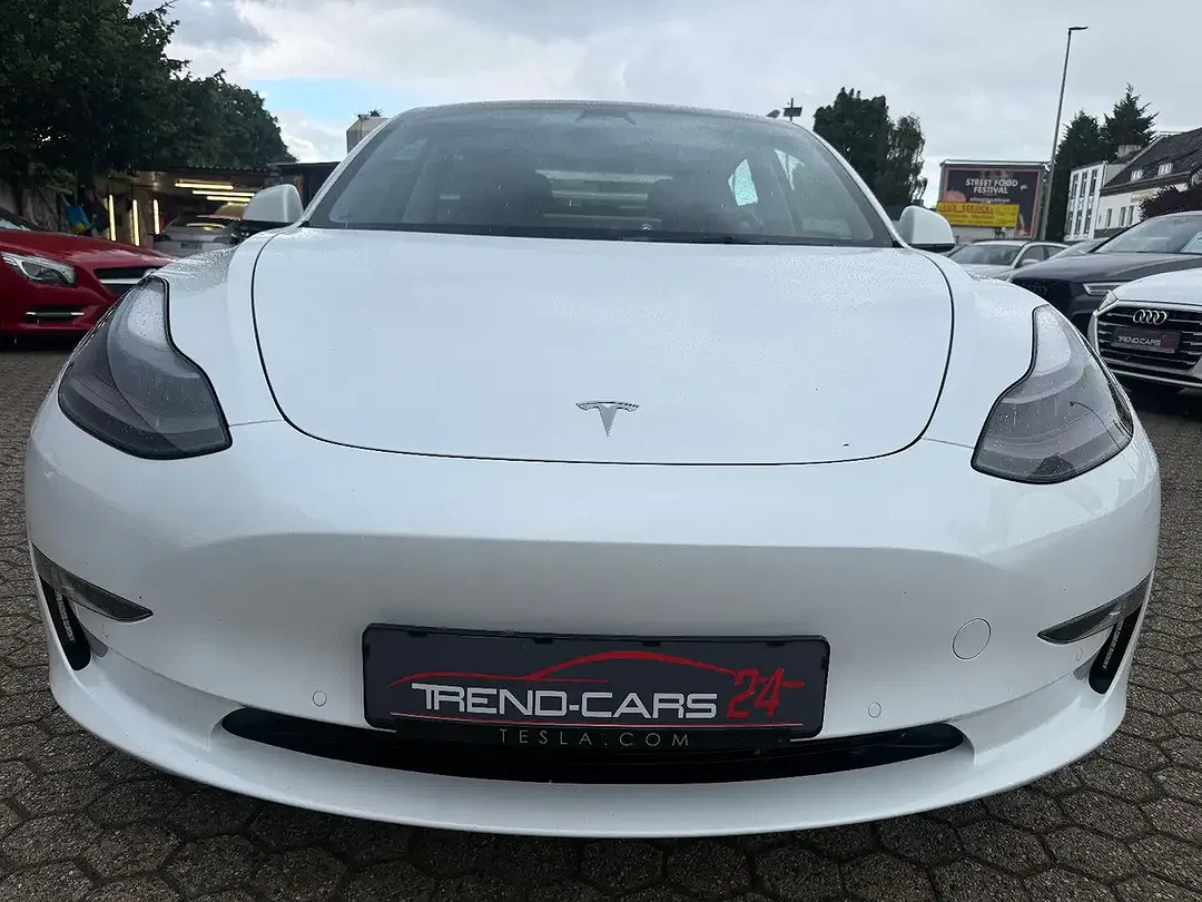 Tesla Model 3 - Thumbnail 3