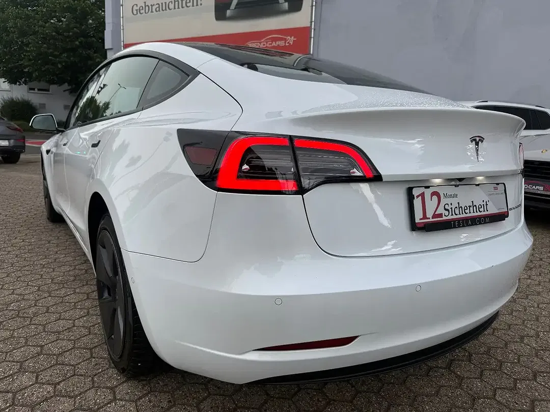 Tesla Model 3 - Thumbnail 4
