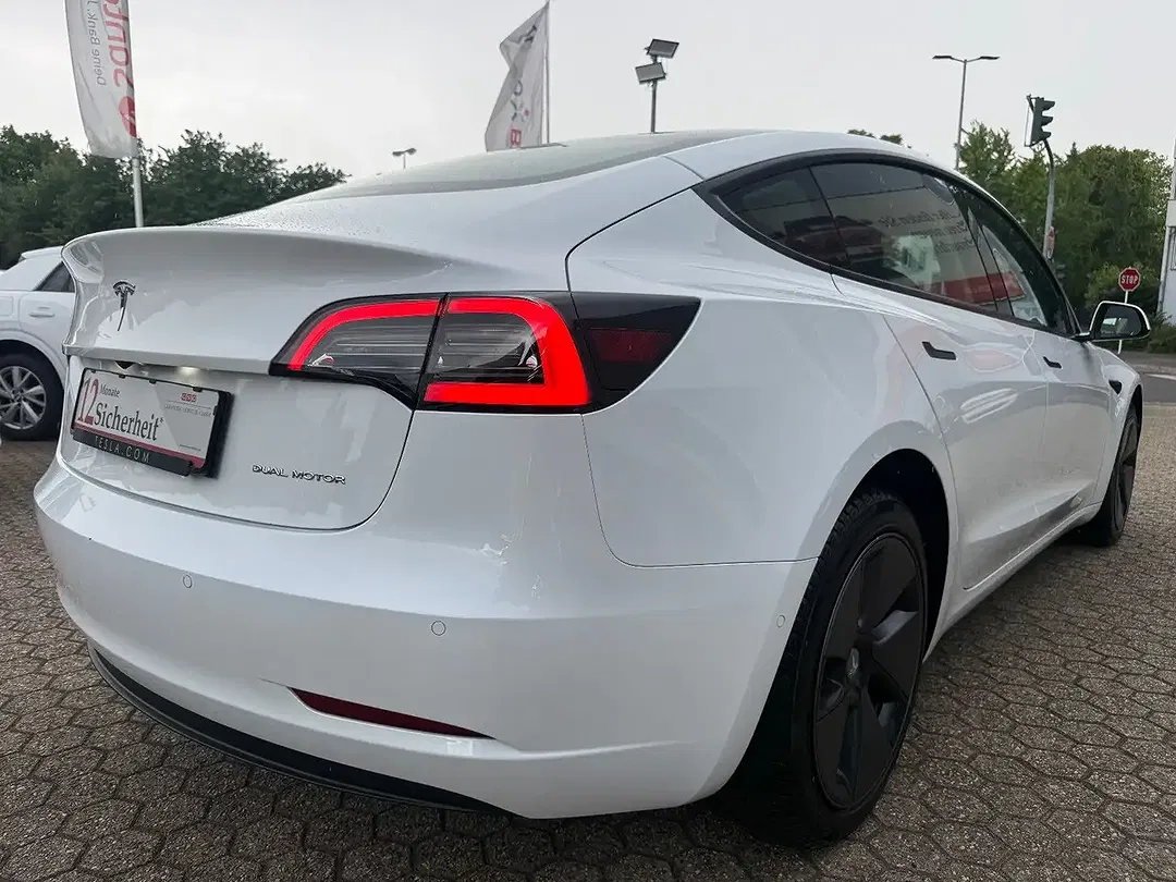 Tesla Model 3 - Thumbnail 5