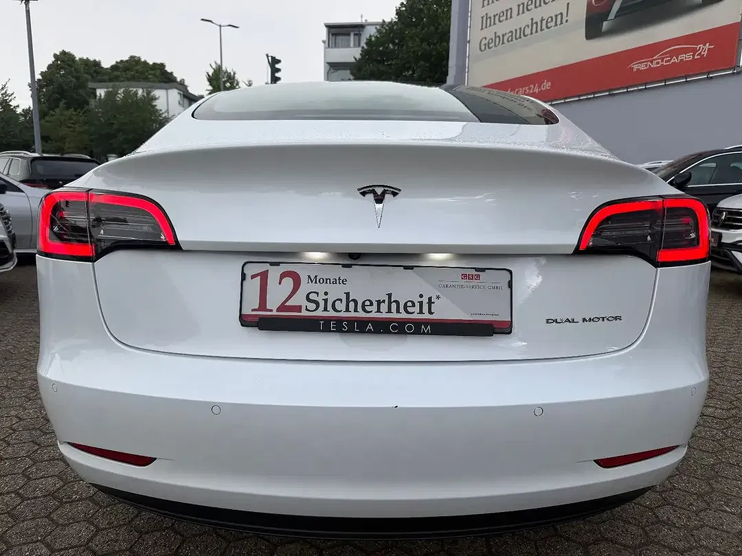 Tesla Model 3 - Thumbnail 6