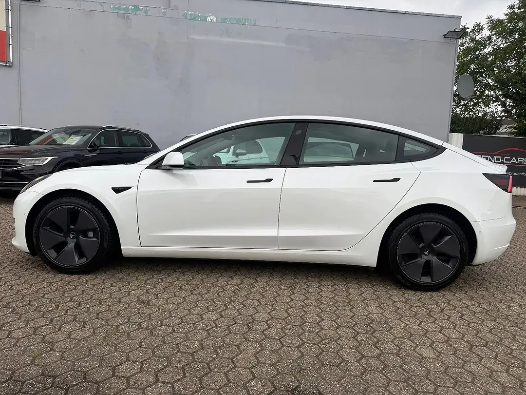 Tesla Model 3 - Thumbnail 7