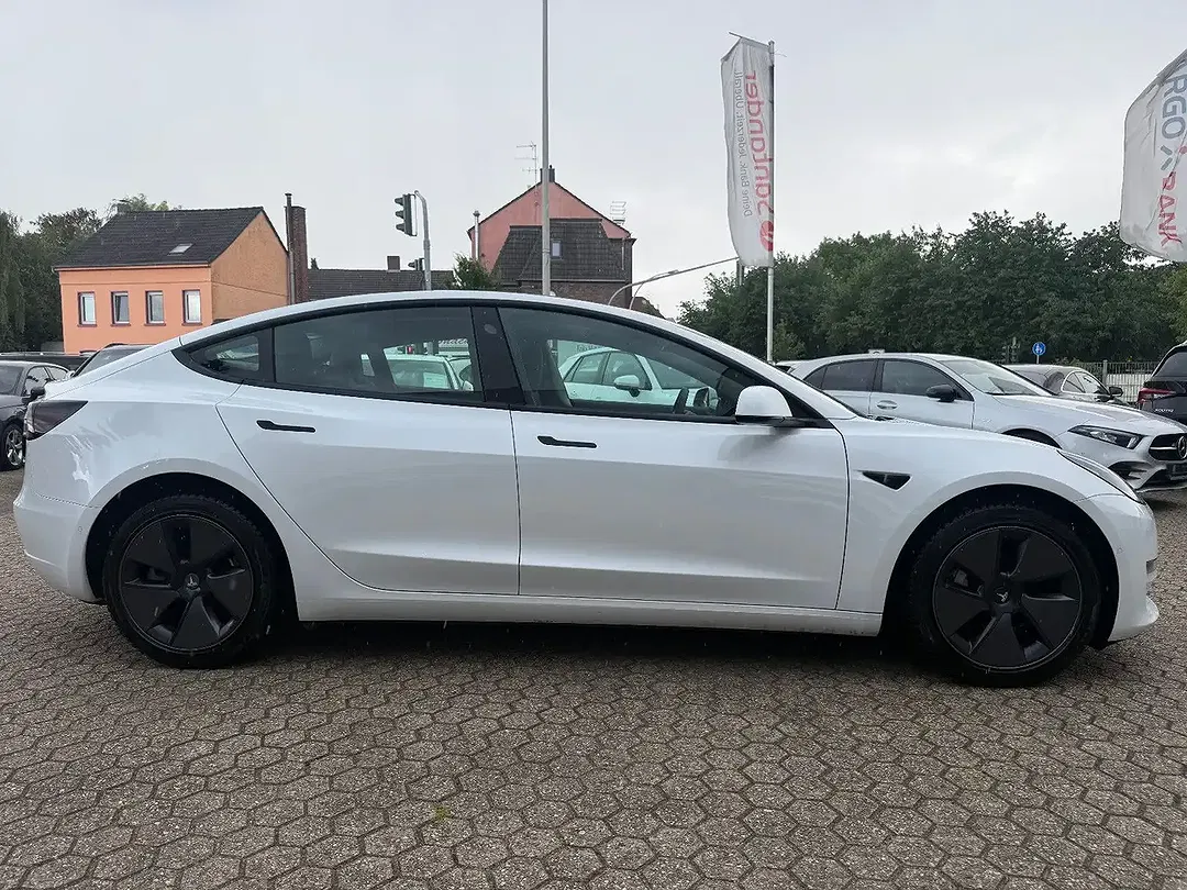 Tesla Model 3 - Thumbnail 8