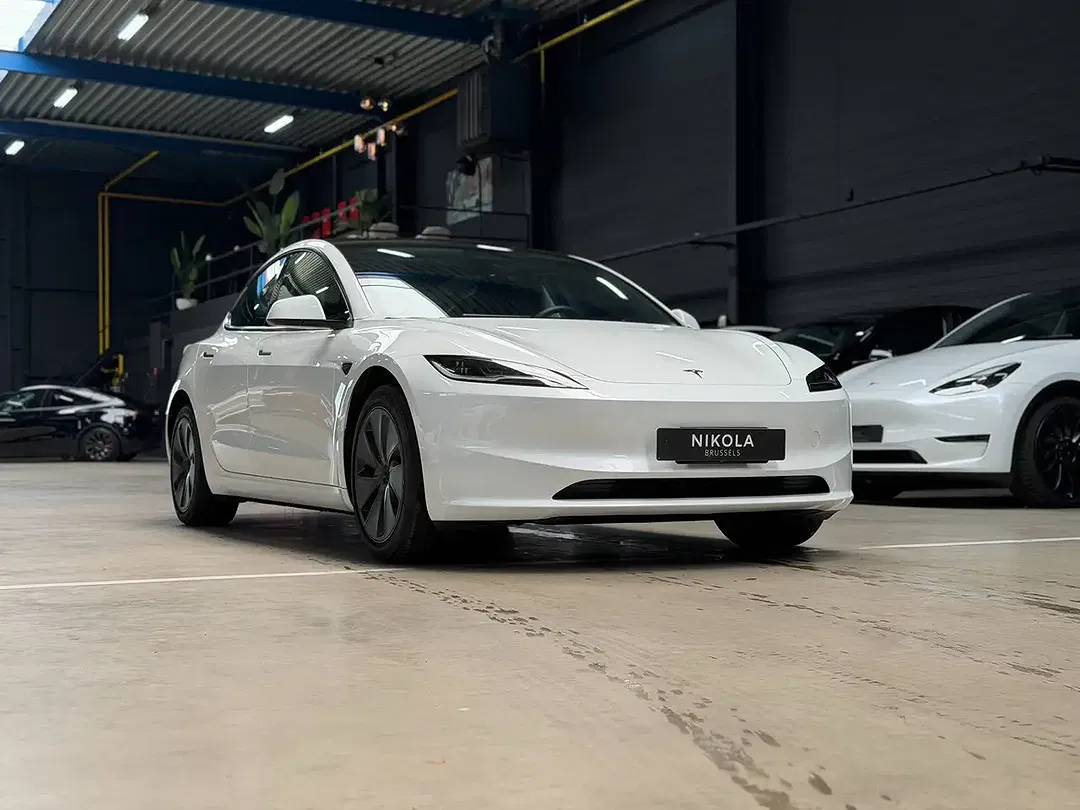 Tesla Model 3 - Thumbnail 5