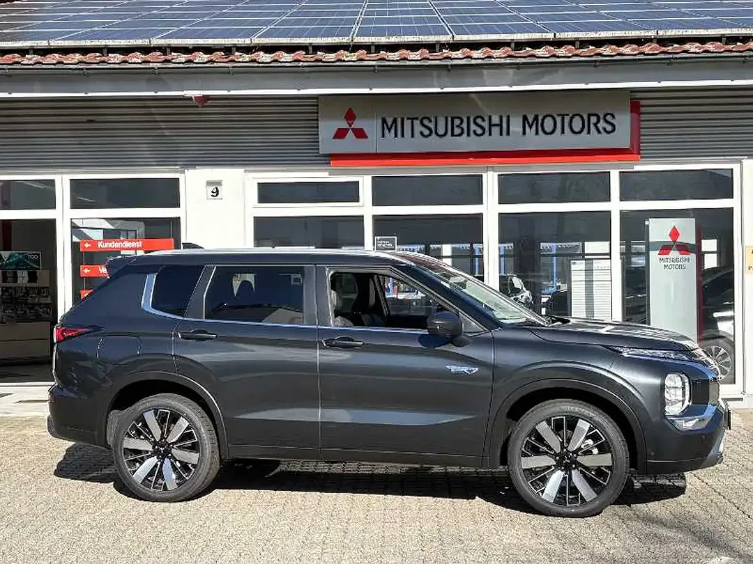 Mitsubishi Outlander - Thumbnail 3