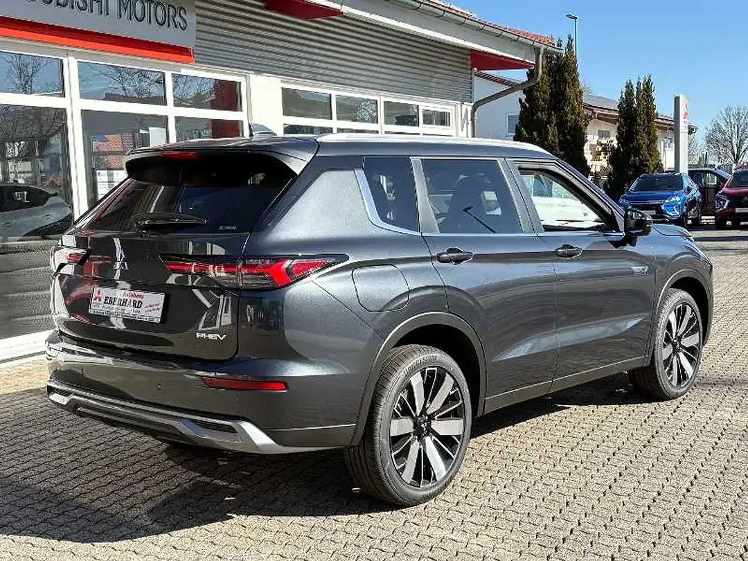 Mitsubishi Outlander - Thumbnail 4